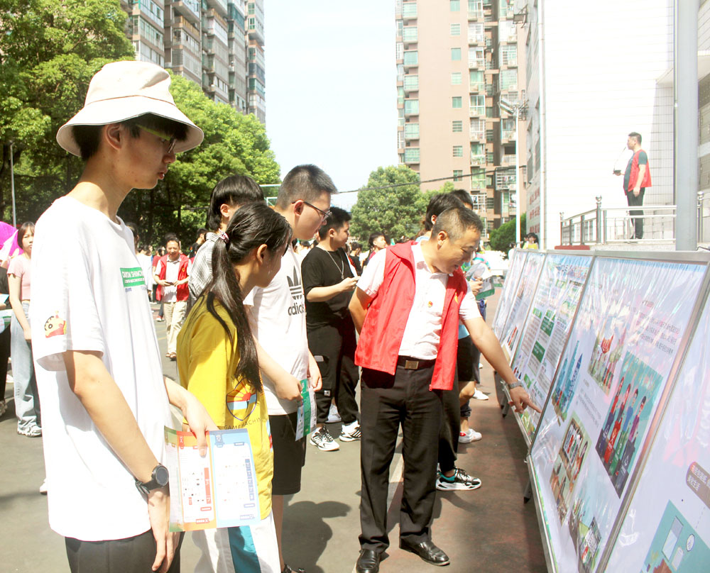 附屬藝術(shù)中專第一支部開展“學(xué)史力行辦實(shí)事 垃類分類促文明”主題黨日活動