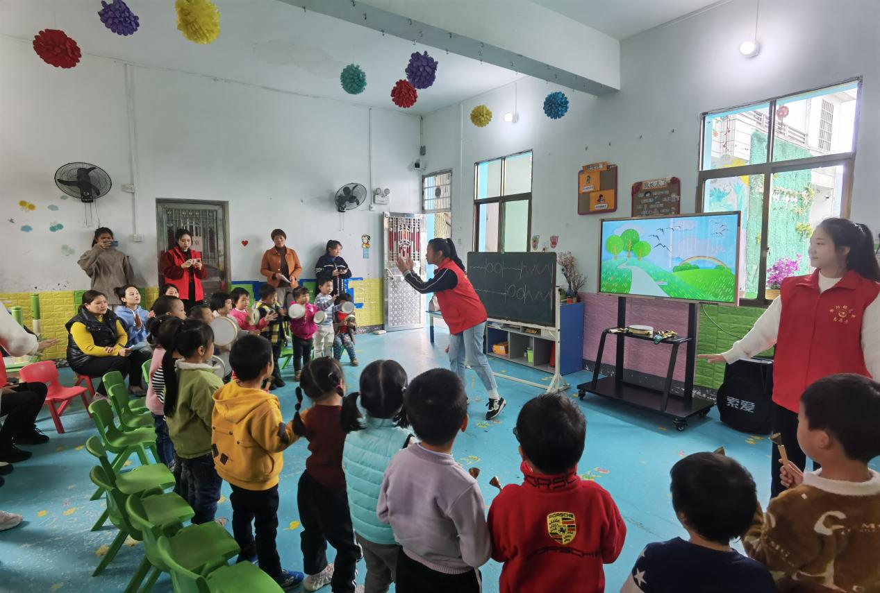 “我為鄉(xiāng)村幼兒園辦實事”             ——衡陽幼專學(xué)前教育學(xué)院師生為結(jié)對幫扶幼兒園送教送培到園