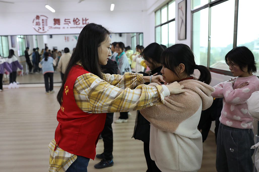 衡陽幼兒師范高等?？茖W校積極開展“百千萬‘藝術(shù)童伴’——留守兒童關(guān)愛工程”支教幫扶活動