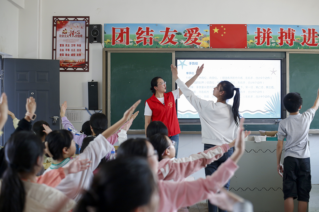 衡陽(yáng)幼兒師專小學(xué)教育系赴衡南縣硫市聯(lián)合學(xué)校中心小學(xué)開(kāi)展留守兒童結(jié)對(duì)幫扶工作