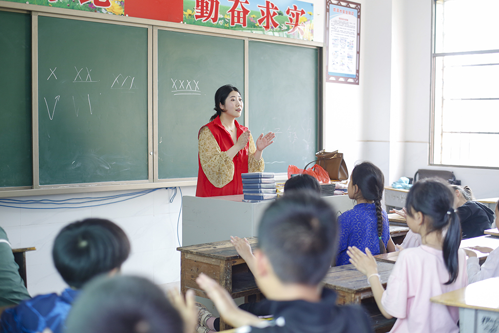 衡陽(yáng)幼兒師專小學(xué)教育系赴衡南縣硫市聯(lián)合學(xué)校中心小學(xué)開(kāi)展留守兒童結(jié)對(duì)幫扶工作